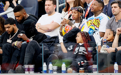 Kanye West (drugi od prawej) z córką, North West, podczas tegorocznego meczu Super Bowl.