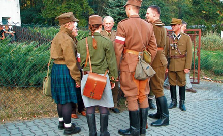 Płk Kazimierz Paulo z członkami grup rekonstrukcji historycznych, październik 2011 r.