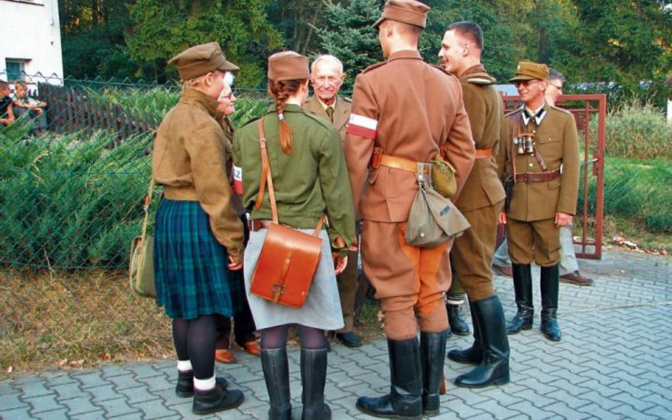 Płk Kazimierz Paulo z członkami grup rekonstrukcji historycznych, październik 2011 r.