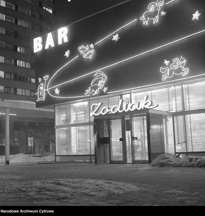 Świąteczne iluminacje na fasadzie pawilonu "Zodiak"