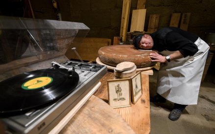 Szwajcarski ser słucha muzyki