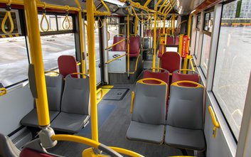Nowoczesny tabor komunikacji miejskiej w Warszawie to przeciwieństwo warunków pracy kierowców