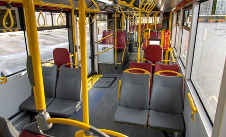 Nowoczesny tabor komunikacji miejskiej w Warszawie to przeciwieństwo warunków pracy kierowców