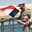 Prezydent Abdel Fatah as-Sisi wraz z umundurowanym chłopcem na czwartkowym otwarciu nowego kanału