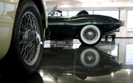 Prezentacja aut przed pierwszą w tym roku aukcją zabytkowych samochodów, organizowaną przez DESA Uni