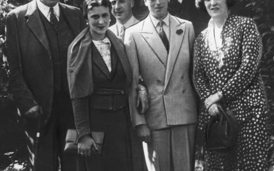 Na zdjęciu: Alfons (pierwszy z lewej) i Zoja (pierwsza z prawej) Koziełł-Poklewscy z księciem Kentu 