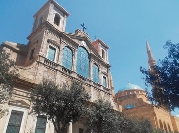 Obok meczetu al-Amina znajduje się katedra maronicka (z lewej). Pobliski plac Męczenników to tradycy