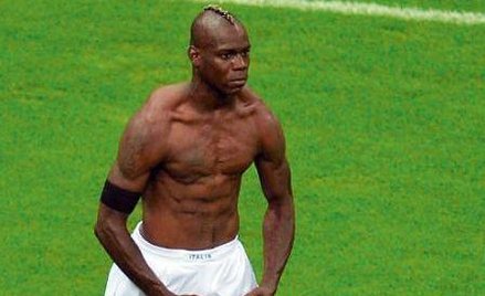 Balotelli funduje pomnik... Balotellego