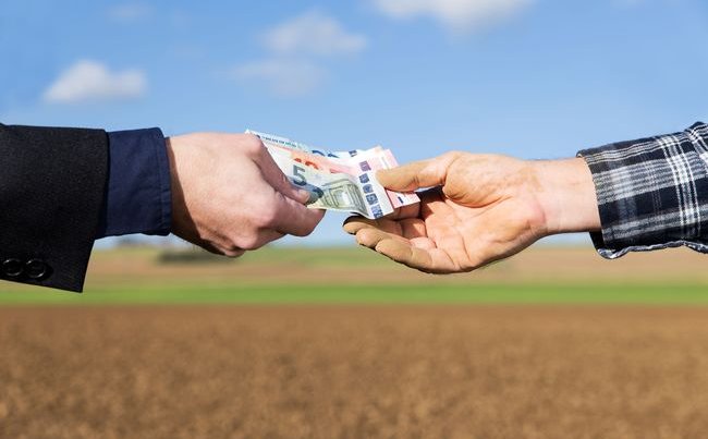 Czy sprzedawca działki musi zapłacić VAT, jeżeli formalności załatwia pełnomocnik? Fiskus mówi tak