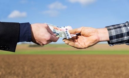 Czy sprzedawca działki musi zapłacić VAT, jeśli formalności załatwia pełnomocnik?