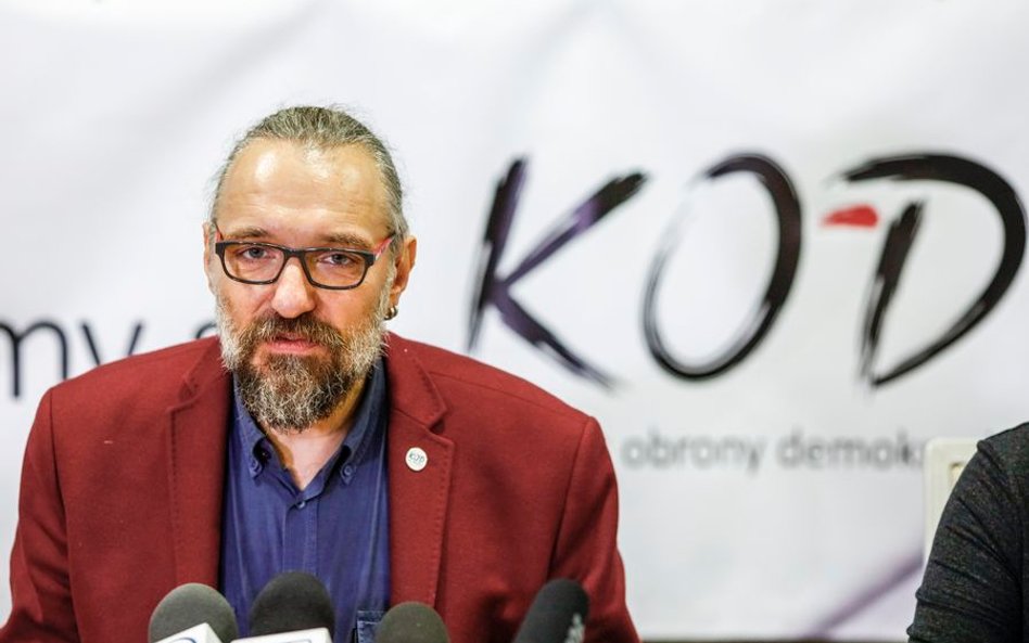 Sondaż: KOD i opozycja wygrywają z PiS