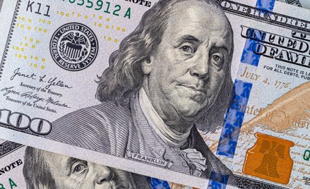 Dolar korzysta z momentum