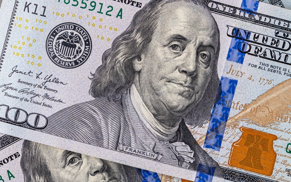 Dolar korzysta z momentum