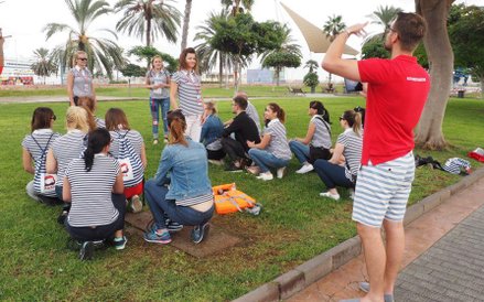 Kto najciekawiej przedstawi zasady bezpiecznego zachowania w czasie lotu z pomocą... kapoka?