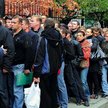 Przez ataki hakerów i wpisywanie do systemu fikcyjnych petentów nie maleją kolejki chętnych po polsk