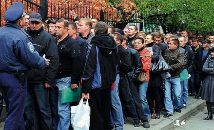 Przez ataki hakerów i wpisywanie do systemu fikcyjnych petentów nie maleją kolejki chętnych po polsk