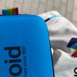 Kurtka z niewielkim logotypem oraz etui na okulary drażniły Katarczyków