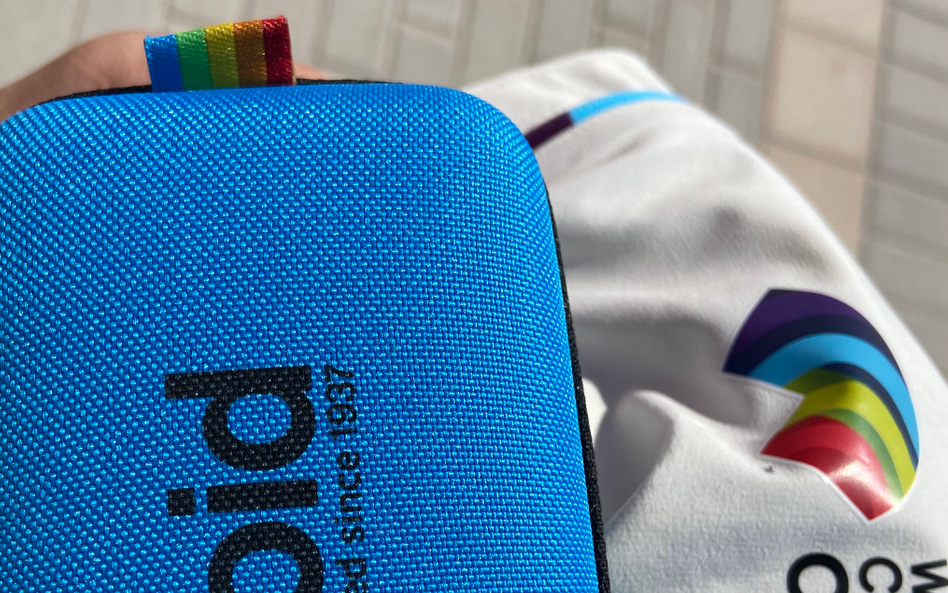 Kurtka z niewielkim logotypem oraz etui na okulary drażniły Katarczyków