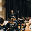 Keri-Lyn Wilson i Ukrainian Freedom Orchestra podczas próby w Operze Narodowej