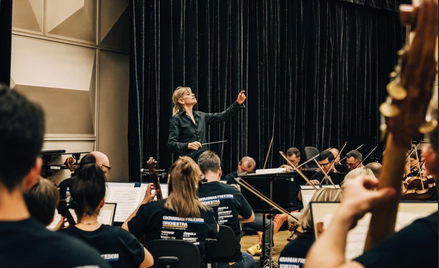 Keri-Lyn Wilson i Ukrainian Freedom Orchestra podczas próby w Operze Narodowej