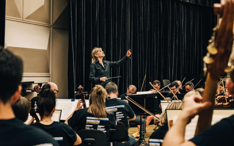 Keri-Lyn Wilson i Ukrainian Freedom Orchestra podczas próby w Operze Narodowej