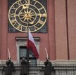 W Dniu Flagi o 11:15 na wieży zegarowej Zamku Królewskiego podnoszona jest biało-czerwona flaga