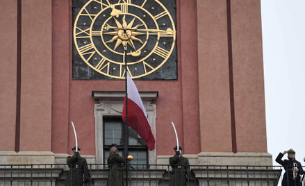 W Dniu Flagi o 11:15 na wieży zegarowej Zamku Królewskiego podnoszona jest biało-czerwona flaga
