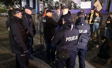 Policja zajęła projektor Wiosny. Nie wyświetlono filmu Sekielskiego
