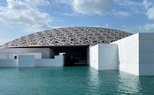 Louvre Abu Dhabi ma prawo używać nazwy paryskiego muzeum do 2037 roku.