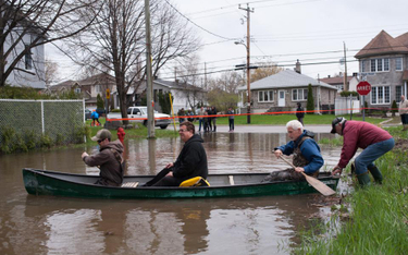Mieszkańcy Pierrefonds w pobliżu Montrealu w kanoe