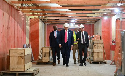 Donald Trump spaceruje z przewodniczącym Fed Jerome'em Powellem (z prawej) i republikańskim senatore