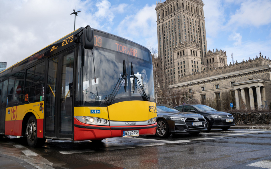 Warszawskie autobusy miejskie z rosyjskim partnerem. W tle omijanie sankcji