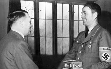 Adolf Hitler wręcza Albertowi Speerowi pierścień Fritza Todta, 1943 r. Albert Speer był generalnym i