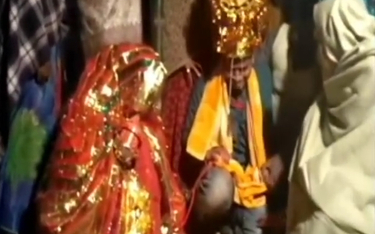 Indie: Przystawili 29-latkowi pistolet do głowy i kazali się ożenić