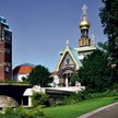 Wieża zbudowana na cześć rocznicy ślubu pary książęcej, obok cerkiew projektu Leona Benois