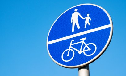 Te znaki dotyczą pieszych i rowerzystów. Nie wszyscy znają ich znaczenie