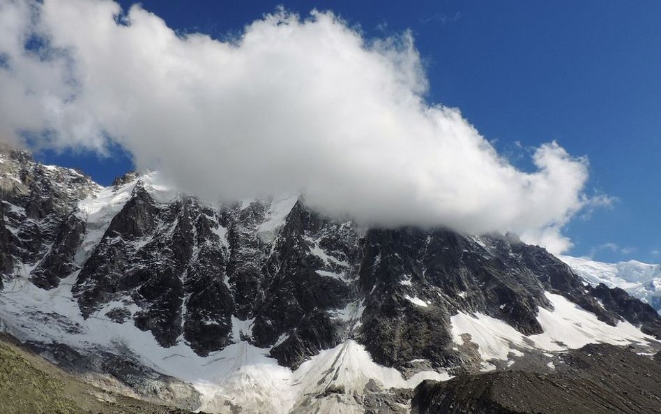 Wylądowali samolotem na Mont Blanc. Grozi im 38 euro kary