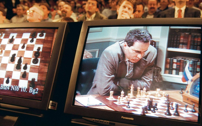 Garri Kasparow rozważa swój następny ruch podczas rewanżowego meczu z Deep Blue, 10 maja 1997