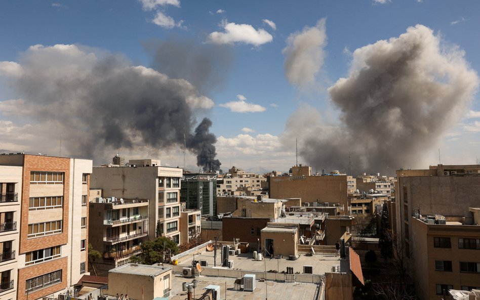 Dym nad Teheranem po niedzielnym ataku Izraela i USA