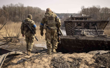 Ukraiński patrol obok zniszczonego mostu