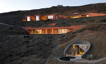 Hotel powstał w południowej części wyspy Siros na greckich Cykladach.