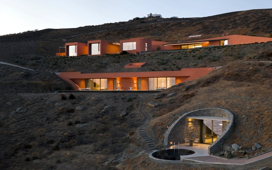 Hotel powstał w południowej części wyspy Siros na greckich Cykladach.