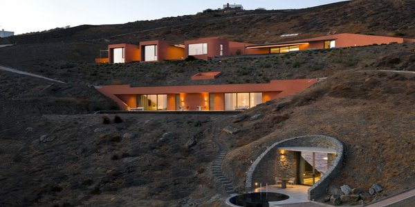 Hotel ukryty we wnętrzu góry. Luksus po grecku z widokiem na morze