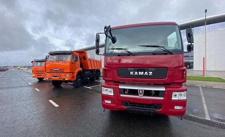 Kamaz chwali się nowymi ciężarówkami. Mają podzespoły z Chin i skopiowane silniki