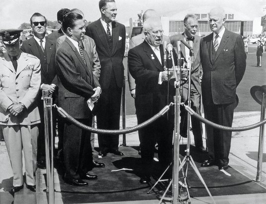 Pierwsza wizyta przywódcy ZSRR w USA: Nikita Chruszczow przemawia w amerykańskiej bazie lotniczej An