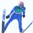 Dawid Kubacki podczas pierwszej serii konkursu drużynowego skoków na skoczni HS 138