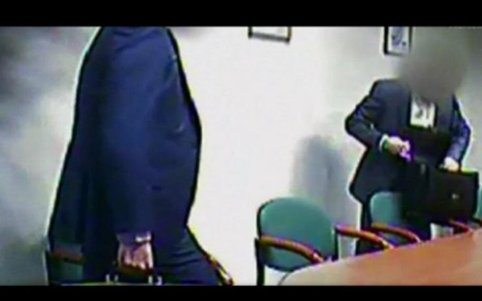 Kadr z filmu nagranego w czasie negocjacji dewelopera "z sąsiadami", chcącymi pieniędzy za "pogorsze