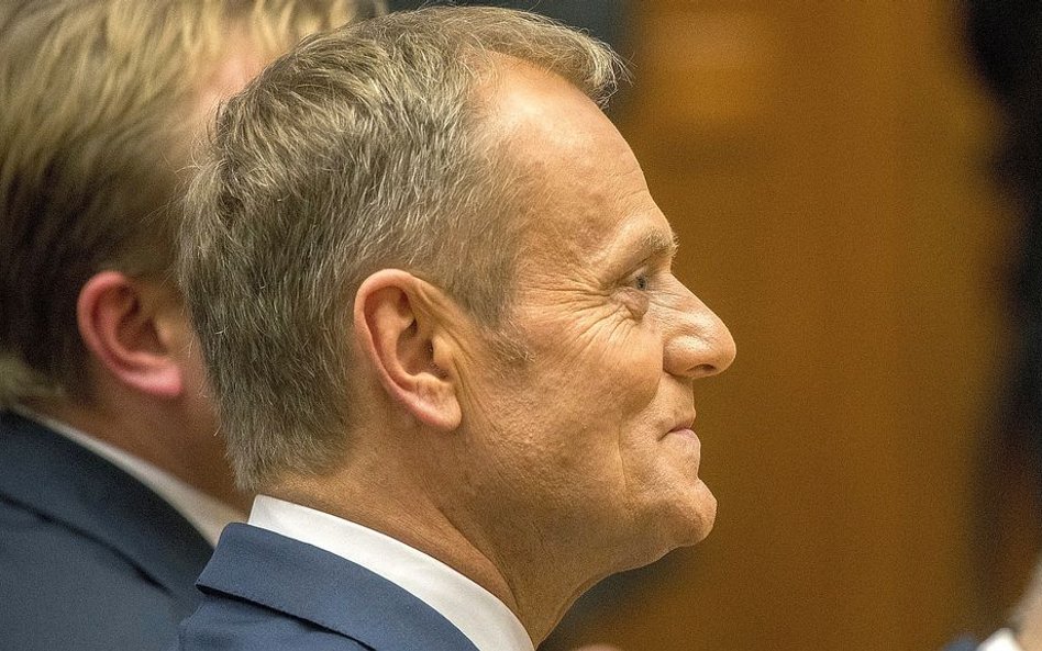 Tusk o Kaczyńskim: Ma pełnię władzy, a za nic nie odpowiada