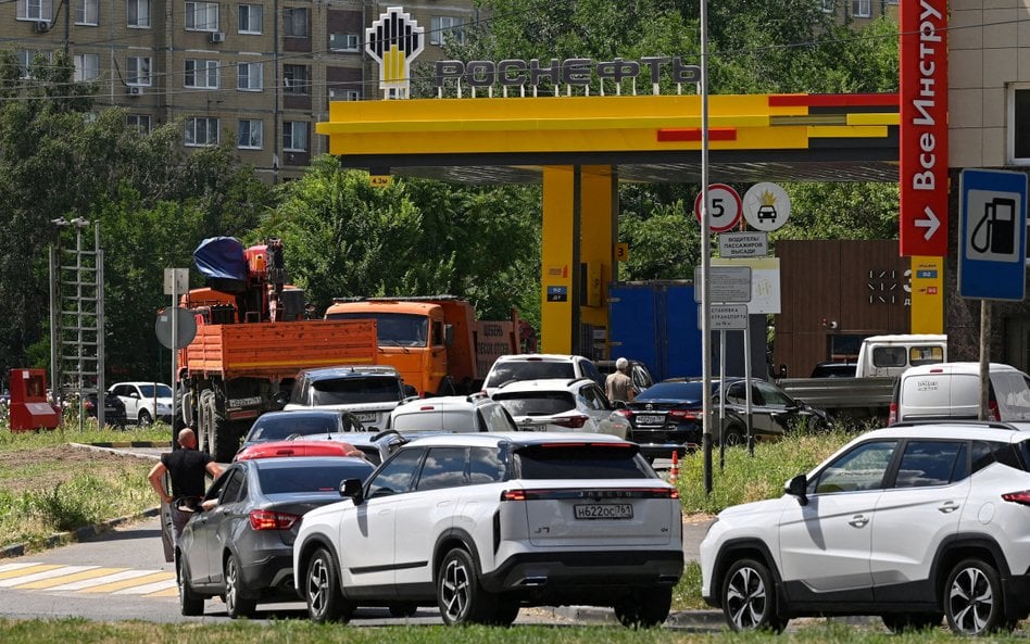 Moskwa szuka benzyny na świecie. Krajowa produkcja pokrywa tylko część popytu