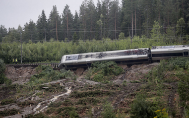 Pociąg wykoleił się w Szwecji w wyniku podmycia nasypu kolejowego przez ulewny deszcz
